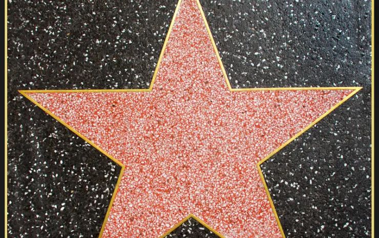 Hollywood inmortaliza a una nueva generación de estrellas: Karol G, Pedro Pascal y Linkin Park brillarán en el Paseo de la Fama